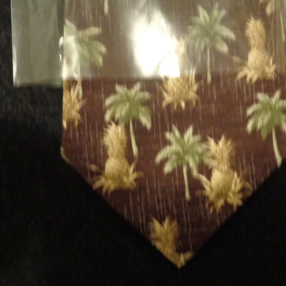 WHITE LOTUS STYLED NEW WITHOUT TAGS TROPICS PINEAPPLE PALM TIE